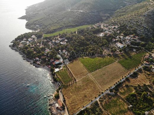 Terrain à Jelsa, Split-Dalmatia