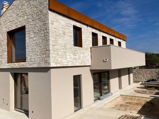 Luxury home in Bale, Bale-Valle