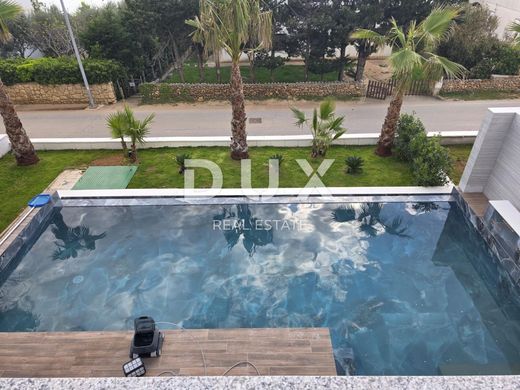 Luxe woning in Novalja, Lika-Senj