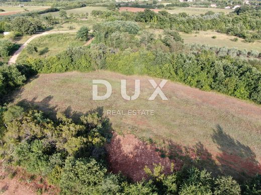 Grond in Marčana, Istria