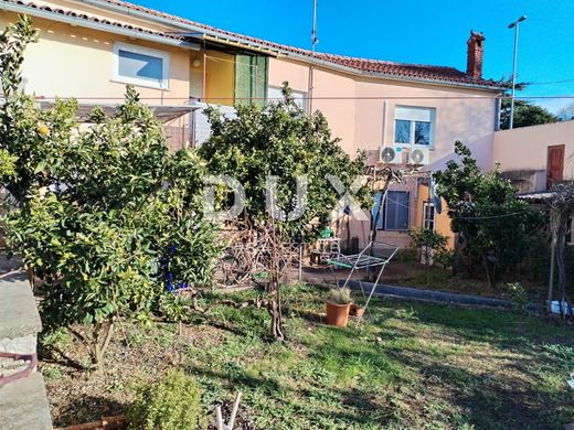 豪宅  普拉, Grad Pula