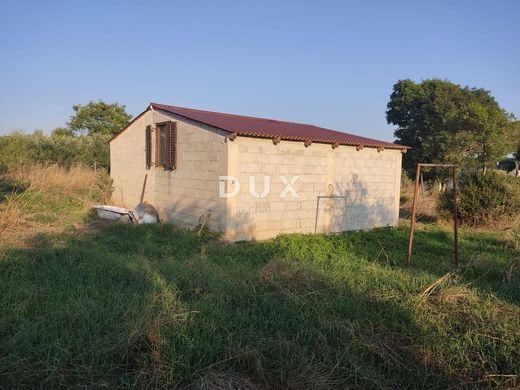 Teren w Pula, Grad Pula