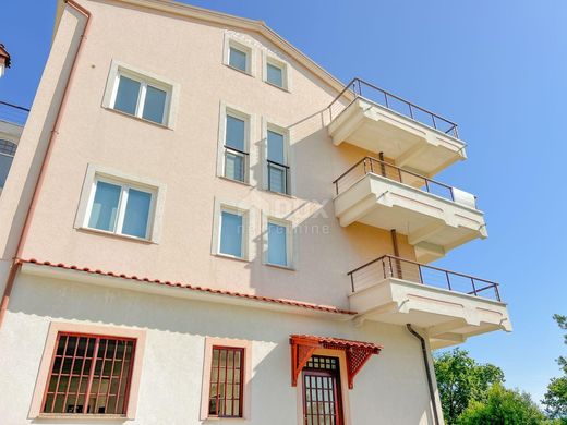 Apartment / Etagenwohnung in Lovran, Primorsko-Goranska