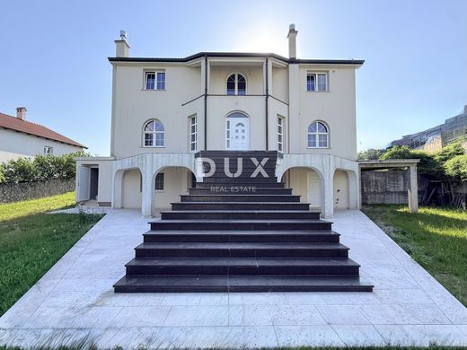 Maison de luxe à Kastav, Primorsko-Goranska