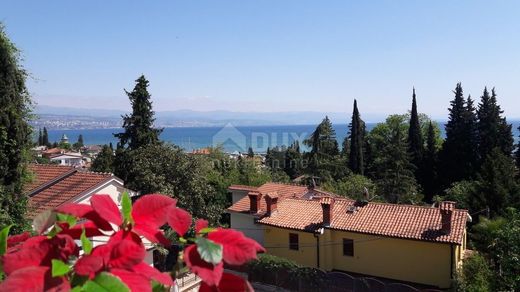 Daire Opatija, Grad Opatija