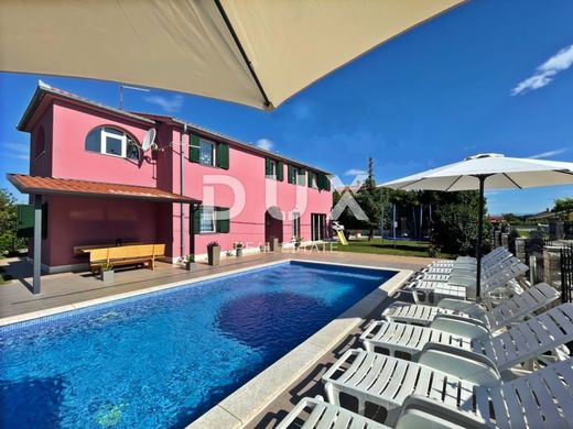 Casa di lusso a Albona, Grad Labin