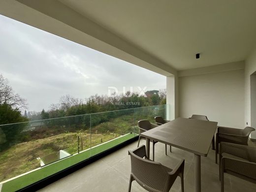 Apartment / Etagenwohnung in Lovran, Primorsko-Goranska