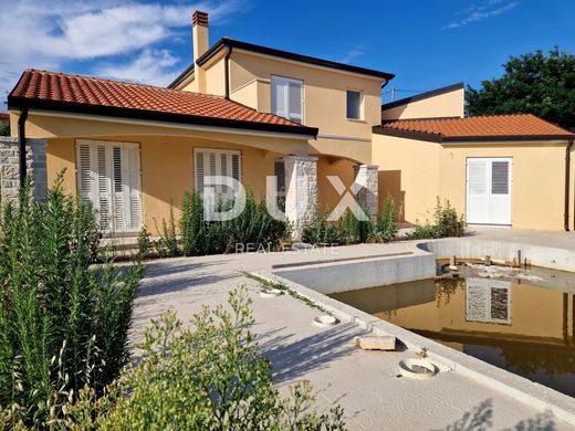 Элитный дом, Buje, Grad Buje