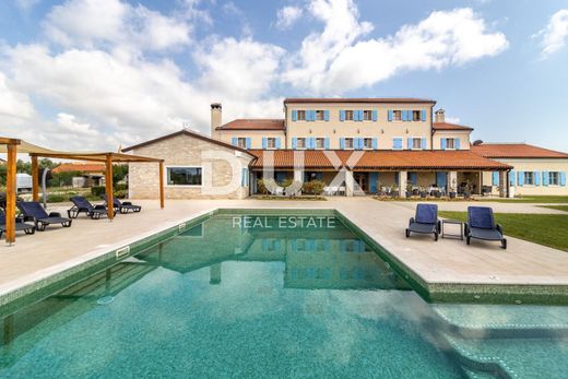 Pula, Grad Pulaのホテル