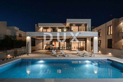 Luxe woning in Novalja, Lika-Senj