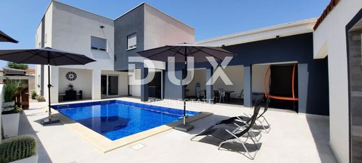 Luxe woning in Povljana, Zadar