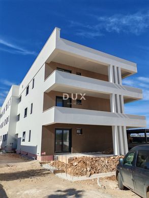 Apartment / Etagenwohnung in Nin, Zadar