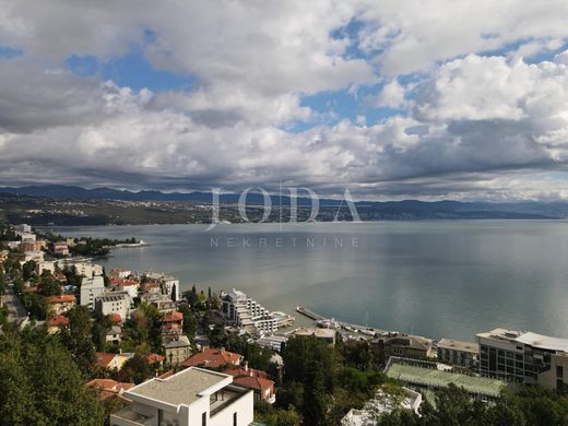 Daire Opatija, Grad Opatija