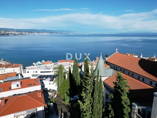 Daire Opatija, Grad Opatija