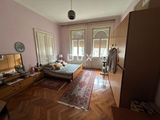 Apartment / Etagenwohnung in Pula, Grad Pula