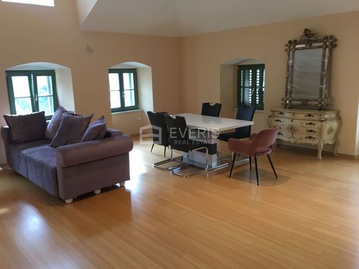 Daire Opatija, Grad Opatija