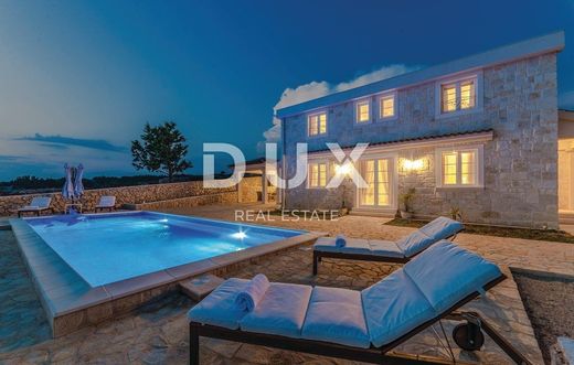 Luxe woning in Novalja, Lika-Senj