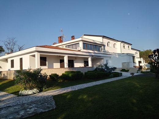 Albergo a Parenzo, Grad Poreč