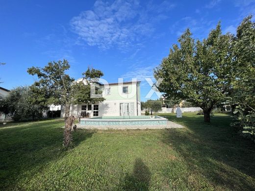 Элитный дом, Buje, Grad Buje