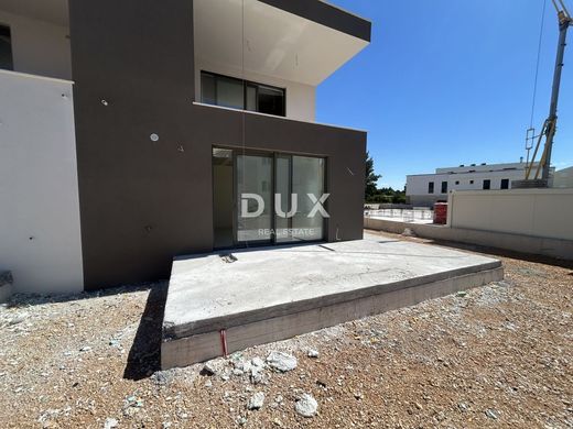 Apartment / Etagenwohnung in Vodice, Sibenik-Knin