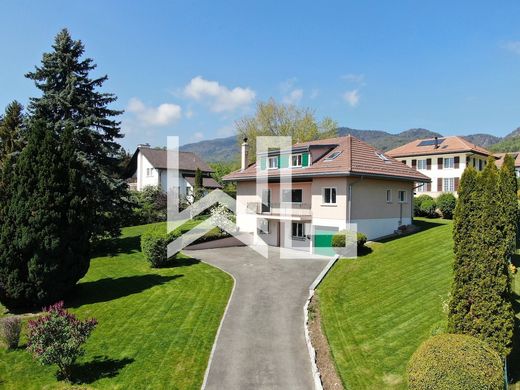 Detached House in Givrins, District de Nyon