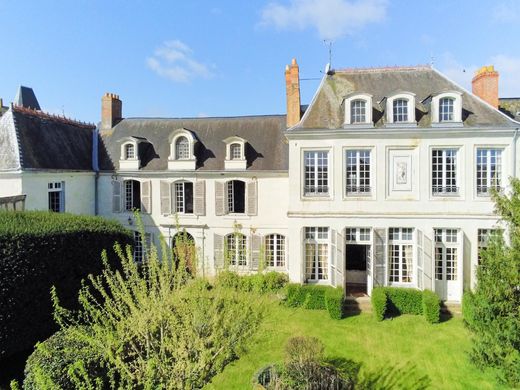 Luxe woning in Château-Gontier, Mayenne