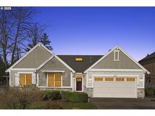 Luxury home in Tualatin, Washington County