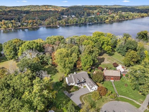 Luxury home in Groveland, Essex County