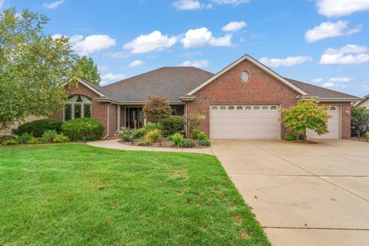 Luxury home in Crown Point, Lake County