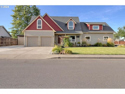 Luxury home in Harrisburg, Linn County