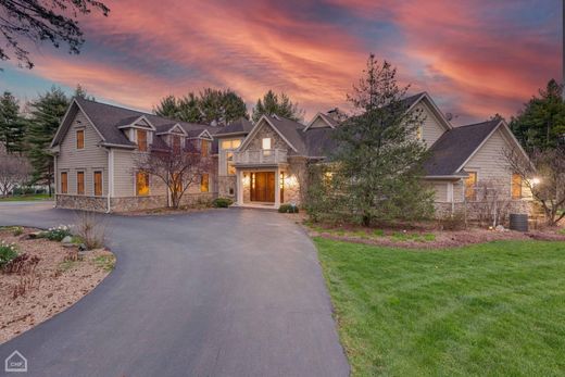 Luxury home in Barrington, Cook County