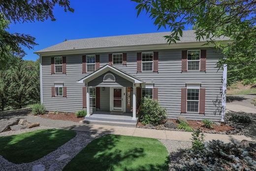 Luxury home in Roseburg, Douglas County