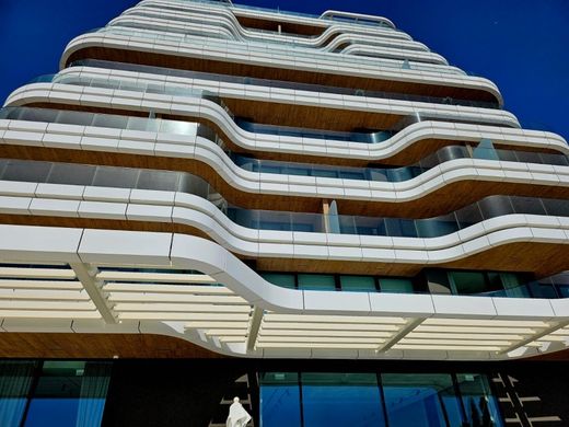 아파트 / Parekklisha, Parekklisiá