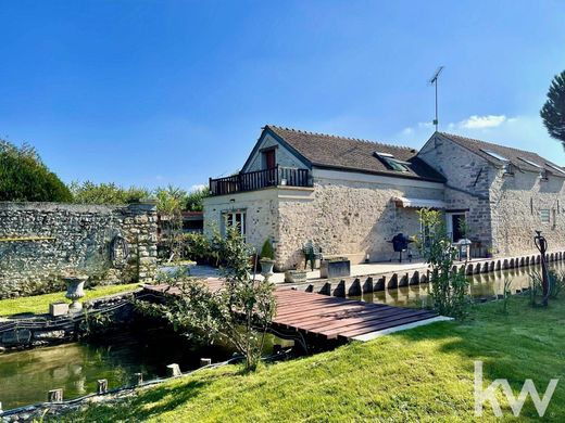 Casa de campo en Saint-Germain-sur-École, Sena y Marne