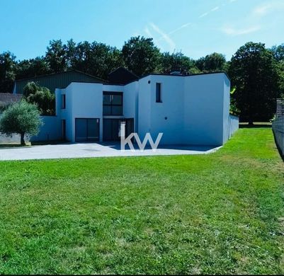 Willa w Ballancourt-sur-Essonne, Essonne