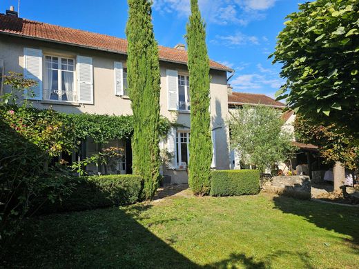 Villa in Saint-Nom-la-Bretêche, Yvelines