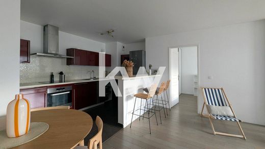 Apartment / Etagenwohnung in Courbevoie, Hauts-de-Seine