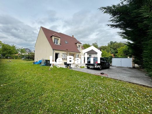 Villa in Osny, Val d'Oise
