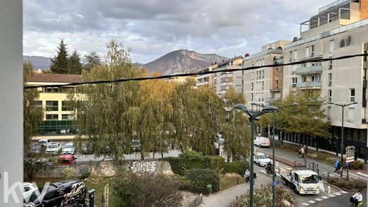 Apartment / Etagenwohnung in Annecy, Haute-Savoie