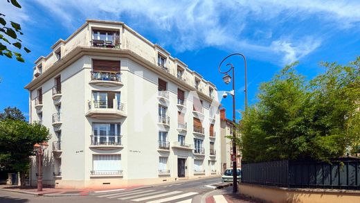 Apartment / Etagenwohnung in Enghien-les-Bains, Val d'Oise