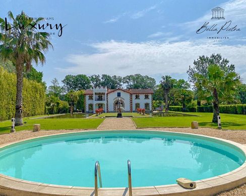 Country House in Saint-Gilles, Gard