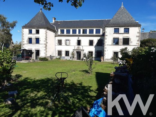 Château à La Tour-d'Auvergne, Puy-de-Dôme