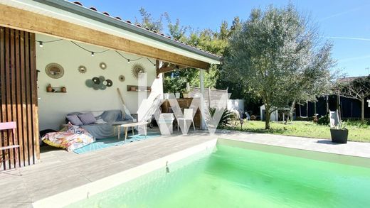 Villa in Le Bouscat, Gironde