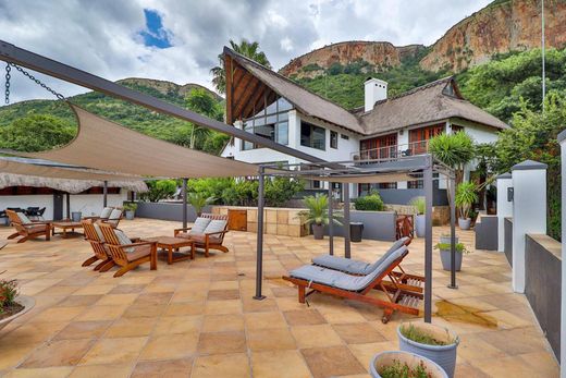 Luxury home in Hartbeespoort, Bojanala Platinum District Municipality