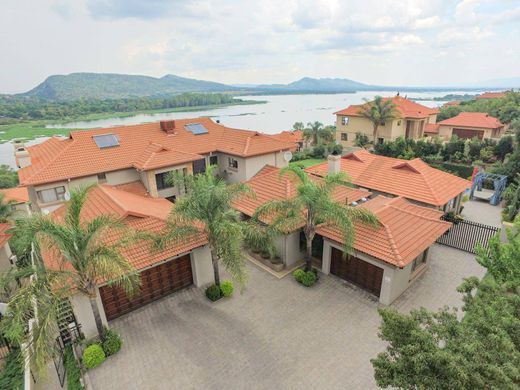 Luxury home in Hartbeespoort, Bojanala Platinum District Municipality