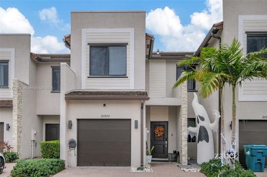 Luxury home in North Miami Beach, Miami-Dade