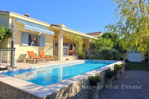 Villa in Kaštel Sućurac, Kaštela