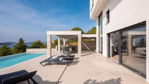 Villa for sale in Sibenik