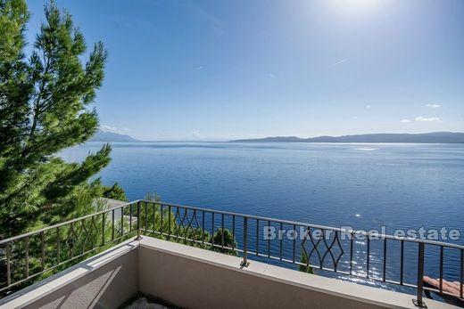 Villa Omiš, Grad Omiš