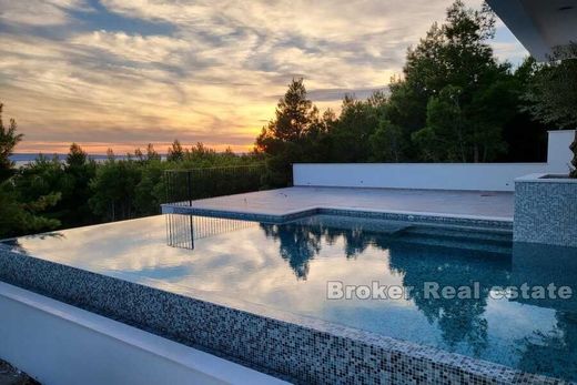 Villa Omiš, Grad Omiš